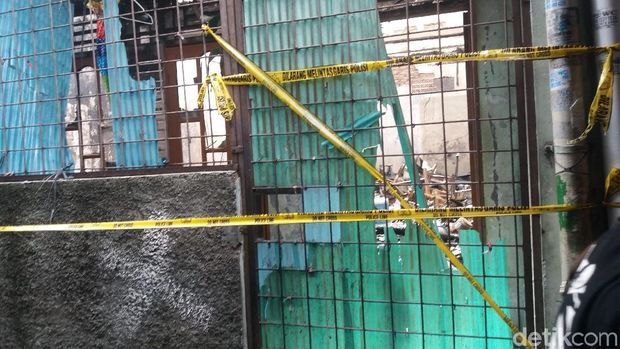 Rumah konfeksi di Jembatan Besi, Tambora, Jakarta Barat, yang diduga jadi sumber api penyebab kebakaran