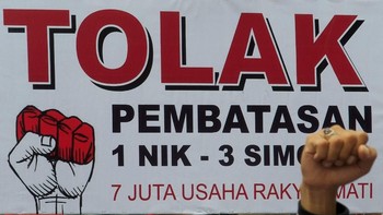 Para massa aksi di Semarang juga membawa sejumlah atribut seperti poster. R. Rekotomo/ANTARA FOTO.