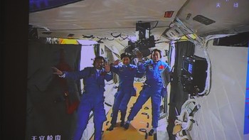 Saat astronot China menjalankan misi Shenzhou IX di Tiangong-1. Mereka melakukan video conference dengan teknisi yang ada di Bumi. Tentu ini misi berawak yang dilakukan China. Foto: China Manned Space Agency