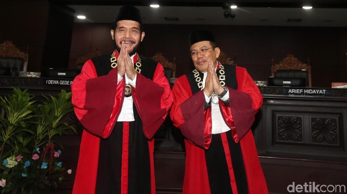 Anwar Usman dan Aswanto dilantik sebagai Ketua dan Wakil Ketua MK, Senin (2/4/2018). Keduanya terpilih melalui voting di Gedung MK, Gambir, Jakarta Pusat.