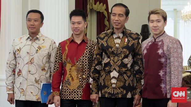 Menpora mendampingi Kevin/Marcus saat menemui Presiden Jokowi.