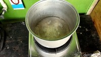 Setelah menghasilkan biogas ini, masih ada limbah lagi berbentuk cair. Itu kita manfaatkan sebagai pupuk cair, ungkap Gita. (Foto: Hakim Ghani/detikcom).