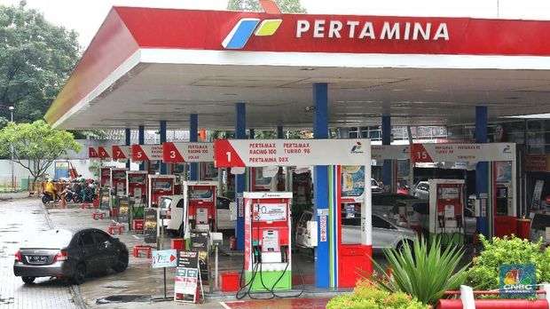 Pertamina Petugas mengisi Bahan Bakar Minyak pada kendaraan di salah satu SPBU dikawasana Cikini, Jakarta Pusat, Senin (2/4/2018).