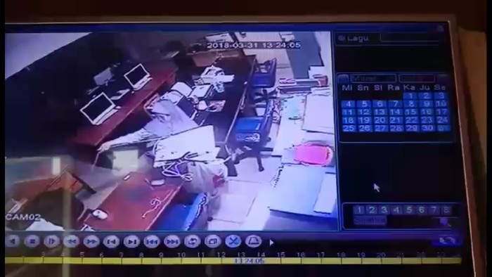 Perempuan Terekam CCTV Curi Komputer di Jaktim