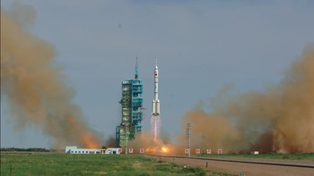 Peluncuran misi Shenzhou X yang sukses dilakukan di Jiuquan Satellite Launch Center, China. . Foto: China Manned Space Agency