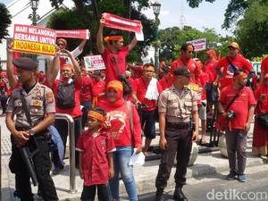 Pedagang Pulsa DIY-Jateng Demo Registrasi SIM Card Dibatasi