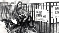 Beberapa bulan setelahnya pulang, ia lantas menuliskan buku yang menceritakan perjalanan serunya yang berjudul Lone Rider : The First British Women To Motorcycle Around the World. Kini, perjalan dan reputasinya sudah mendapat pengakuan. Foto: Pool (Internet)