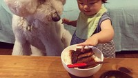 Di meja terdapat semangkuk nasi dan juga unagi yang hendak dimakan Mame. Rikupun dengan setia menemanin Mame layAknya teman. Foto: Instagram @tamaneqi.qoo.riku
