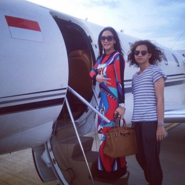 Maia Estianty kerap berpergian dengan pesawat jet. Seperti di foto ini saat berada di bandara hendak naik pesawat jet pribadi bersama putranya, Dul, Maia terlihat menenteng tas Hermes Birkin berharga ratusan juta rupiah. Foto: Instagram