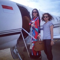 Maia Estianty kerap berpergian dengan pesawat jet. Seperti di foto ini saat berada di bandara hendak naik pesawat jet pribadi bersama putranya, Dul, Maia terlihat menenteng tas Hermes Birkin berharga ratusan juta rupiah. Foto: Instagram