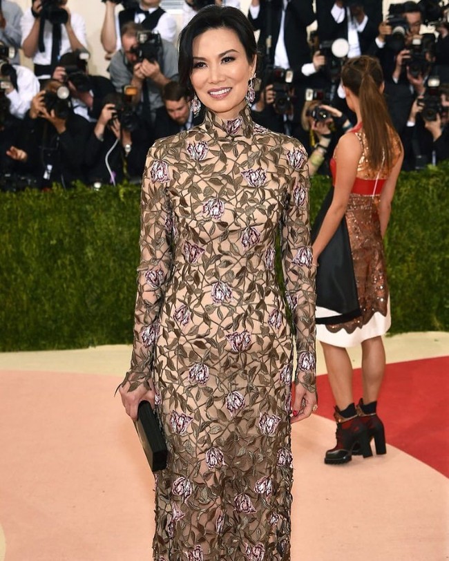 Wendi Deng lahir dan besar di kota kecil di China 49 tahun lalu. Belum sempat menamatkan gelar kedokterannya, Wendi hijrah ke Amerika setelah berkenalan dengan pasangan pengusaha kaya Jake Cherry dan istrinya Joyce. Kini Wendi menjadi sosialita dan pengusaha kaya raya namun itu semua tak lepas dari peranan mantan-mantan suaminya. Foto: Instagram