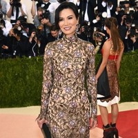 Wendi Deng lahir dan besar di kota kecil di China 49 tahun lalu. Belum sempat menamatkan gelar kedokterannya, Wendi hijrah ke Amerika setelah berkenalan dengan pasangan pengusaha kaya Jake Cherry dan istrinya Joyce. Kini Wendi menjadi sosialita dan pengusaha kaya raya namun itu semua tak lepas dari peranan mantan-mantan suaminya. Foto: Instagram