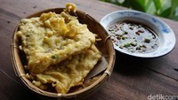 Di Kampung Jawa, Jogja Anda bisa sarapan dengan seporsi tempe mendoan hangat. Cocolannya berupa potongan cabai rawit dan juga kecap manis. Mau coba? Foto: Dok. detikFood