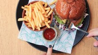 Burger juga bisa jadi pilihan kalau kamu ke Au79. Beef Katsu Burger dilengkapi kentang goreng, telur bacon dan keju. Nyam nyamm! Foto: Instagram au79cafe