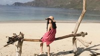 Pasir putih dan lanskap perbukitan gersang saat kemarau menjadi ciri pantai-pantai yang ada di Lombok dan Indonesia timur yang dikunjungi Cecillia ini (cecillimbad/Instagram)
