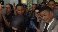 Syahrini datang didampingi pengacaranya Hotman Paris Hutapea.