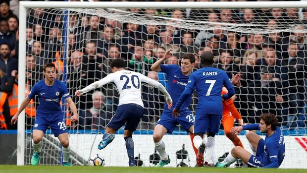 Dele Alli memanfaatkan kemelut di depan gawang Chelsea untuk membawa Tottenham menang 3-1.