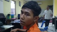 Bayu tampak sedang diperiksa di Polda Sumsel.