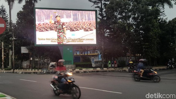 Foto-foto Gatot dan Narasi Patriotik dalam Videotron di Malang