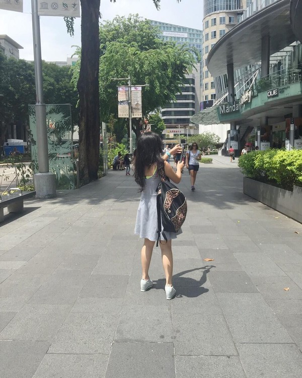 Kali ini Cecillia ada di Orchard Road, Singapura. Dalam foto berikutnya walau tak jelas ada di bagian mana, ia singgah ke Universal Studio (cecillimbad/Instagram) Kali ini Cecillia ada di Orchard Road, Singapura. Dalam foto berikutnya walau tak jelas ada di bagian mana, ia singgah ke Universal Studio (cecillimbad/Instagram)