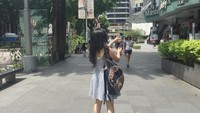 Kali ini Cecillia ada di Orchard Road, Singapura. Dalam foto berikutnya walau tak jelas ada di bagian mana, ia singgah ke Universal Studio (cecillimbad/Instagram)