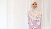 Wakil Ketua DMI yang juga menjabat Wakapolri Jenderal Polisi Syafruddin memberikan hadiah kepada Rifda Farnidah.