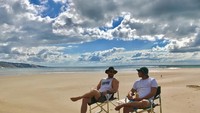 Kali ini ia sedang berlibur dan bersantai di salah satu pantai di wilayah Australia. Hemsworth memilih untuk duduk santai sambil meneguk sebotol bir. Foto: Instagram @chrishemsworth
