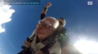 Westwood telah berjanji kepada keluarganya bahwa ini adalah aksi terakhirnya. Setelah itu dia akan beristirahat dari melakukan hal-hal ekstrem.  (Foto: Dok. Skydive Oz via ABC News)