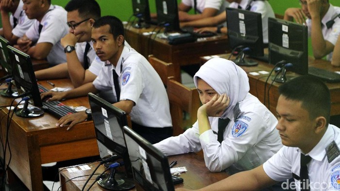 Ujian Nasional SMK Dimulai Hari Ini

Siswa/i SMKN 29 Jakarta mengikuti Ujian Nasional Berbasis Komputer (UNBK), Jakarta, Senin (2/4/2018). Ujian nasional (UN) untuk siswa sekolah menengah kejuruan (SMK) diselenggarakan mulai hari ini, 2 April hingga 5 April 2018. Kementerian Pendidikan dan Kebudayaan (Kemdikbud) mencatat sebanyak 1.485.302 siswa dari 13.054 SMK mengikuti UN ini.