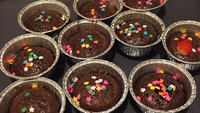 Not bad..... Percobaan bikin kue malam2, tulis Aura Kasih di laman Instagram pribadinya. Wah, ternyata penyanyi cantik ini bisa masak kue. Cupcake cokelat dengan taburan springkle bintang warna warni. Kira-kira enak nggak ya? Foto: Instagram @aurakasih