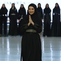 Menjadi salah satu desainer yang memamerkan karyanya di panggung IFW 2018, Zaskia Sungkar justru tak tampil berlebihan. Ia memilih tampil anggun dengan balutan dress dan shawl berwarna hitam, disempurnakan dengan belt berbahan metal keemasan. Foto: Doc. Wardah/Magnifique PR