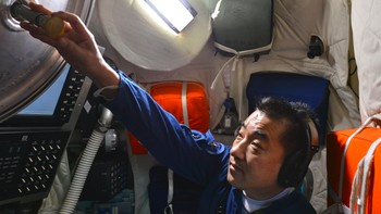 Astronot Zhang Xiaoguang dilatih untuk beroperasi dalam modul re-entry. Foto: China Manned Space Agency
