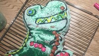 Percaya nggak kalau kue ini buatan pemeran superhero Marvel, Thor? Kue ini khusus dibuat untuk anak perempuannya yang sedang ulang tahun. Kue ini diberi nama La TRex al la chocolate. Hot daddy idaman banget, deh! Foto: Instagram @chrishemsworth