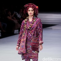 Fashion show koleksi busana terbaru Ghea Panggabean mengangkat tema Spirit of Toba’ dan terinspirasi keindahan kain Ulos di Indonesia Fashion Week 2018, Rabu [28/3/2018]. [Foto: Mohammad Abduh/Wolipop]