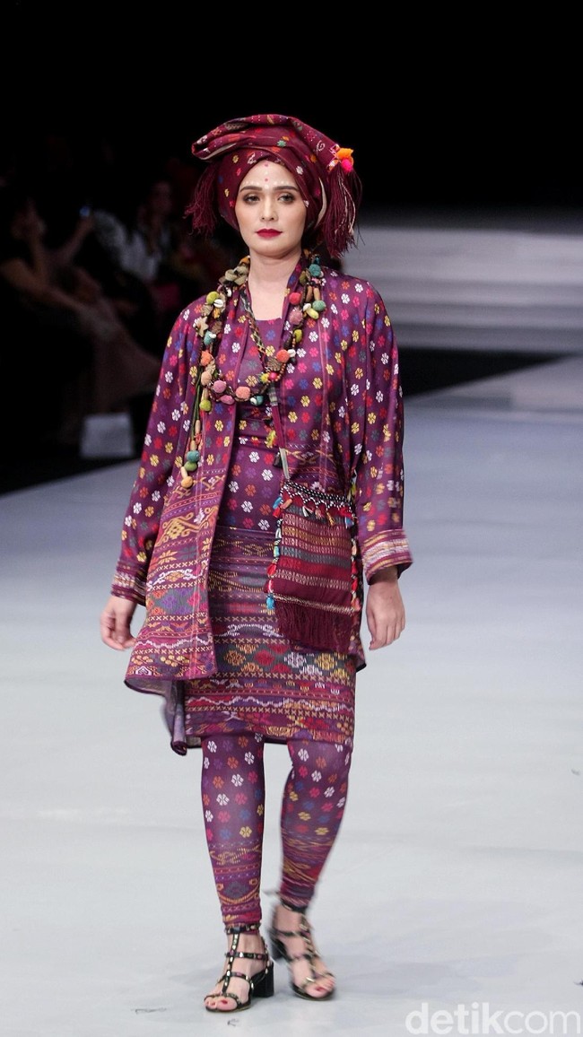 Fashion show koleksi busana terbaru Ghea Panggabean mengangkat tema Spirit of Toba’ dan terinspirasi keindahan kain Ulos di Indonesia Fashion Week 2018, Rabu [28/3/2018]. [Foto: Mohammad Abduh/Wolipop]