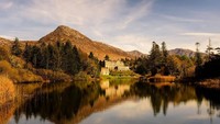 Di Galway County, Irlandia, ada sebuah hotel yang memiliki tema kastil di tengah-tengah hutan. Meskipun letaknya tidak biasa, tetapi suasananya nyaman dan elegan berada di tengah hutan. Namanya Ballynahinch Castle Hotel (Booking.com)