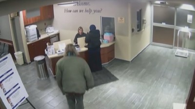 Foto: Detik-detik Penyerangan Perempuan Berhijab di RS Michigan