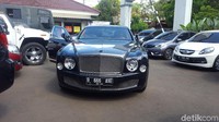 Ia menumpang Bentley milik Hotman karena spion mobil Alphardnya sempat rusak usai tiba di Kejari Depok. Zunita/detikcom