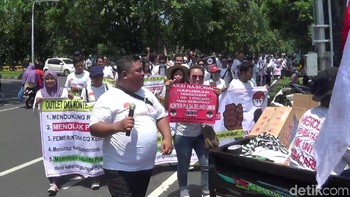 Jika pembatasan diberlakukan, akan membunuh usaha para pemilik outlet. Ini berdasarkan dari prosentasi keuntungan rata-rata dari penjual outlet kecil. Sebanyak 80% keuntungan yang ada saat ini berasal dari kartu perdana. Foto: Nadhang Astika/detikcom