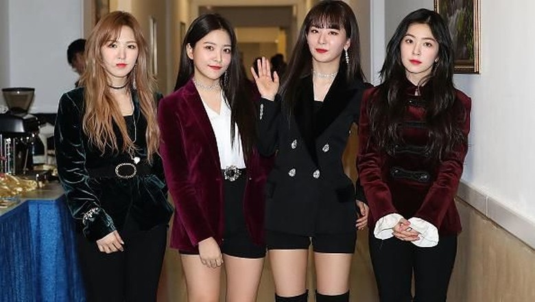 Red Velvet berpose setelah tampil di Pyongyang (Photo by Korea Pool/Getty Images) Red Velvet berpose setelah tampil di Pyongyang (Photo by Korea Pool/Getty Images)