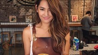 Kegemarannya dalam mencicipi kopi bisa dilihat di akun Instagramnya @mariaselena_, tidak hanya satu tapi banyak foto Maria bersama secangkir kopi. Foto: Instagram @mariaselena_
