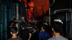 Foto: 4 Jam Proses Pemadaman Kebakaran Rumah di Jembatan Besi