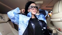 Gaya cetar Syahrini ditunjukkan lewat penampilan saat datang ke pengadilan. Syahrini diketahui memakai jaket biru berlabel Adidas x Stella McCartney. Selain jaket, Syahrini menggunakan kacamata Gucci. (Foto: Lamhot Aritonang)