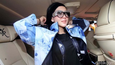 Syahrini Kece Banget di Sidang First Travel