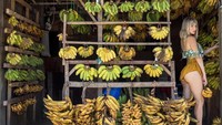 Foto: Lucunya, Sara berfoto di depan tukang penjual pisang. Mungkin karena pisang termasuk buah tropis dan pohonnya tidak ada di Amerika. (Sara Underwood/Instagram)