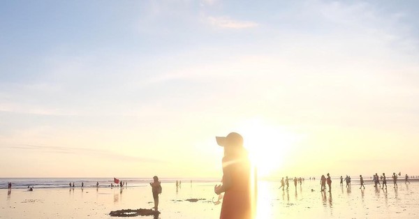 Ini saat Cecillia menikmati sinar sore matahari di Double Six Beach, Bali. Cahaya keemasannnya bikin teduh bukan (cecillimbad/Instagram) Ini saat Cecillia menikmati sinar sore matahari di Double Six Beach, Bali. Cahaya keemasannnya bikin teduh bukan (cecillimbad/Instagram)