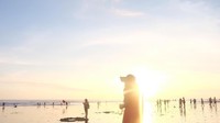 Ini saat Cecillia menikmati sinar sore matahari di Double Six Beach, Bali. Cahaya keemasannnya bikin teduh bukan (cecillimbad/Instagram)