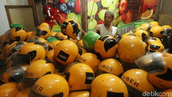 Helm bekas ojek online yang dijual seperti Grab, Go-Jek, dan Uber.