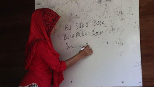 Tanpa Gaji, Nurma Sukarela Mengajar Emak-emak di Pedalaman Aceh