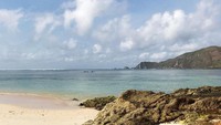 Walau panas menyengat kala Cecillia berlibur di pantai-pantai, ia tetap menikmatinya dan memotret pantai-pantainya (cecillimbad/Instagram)